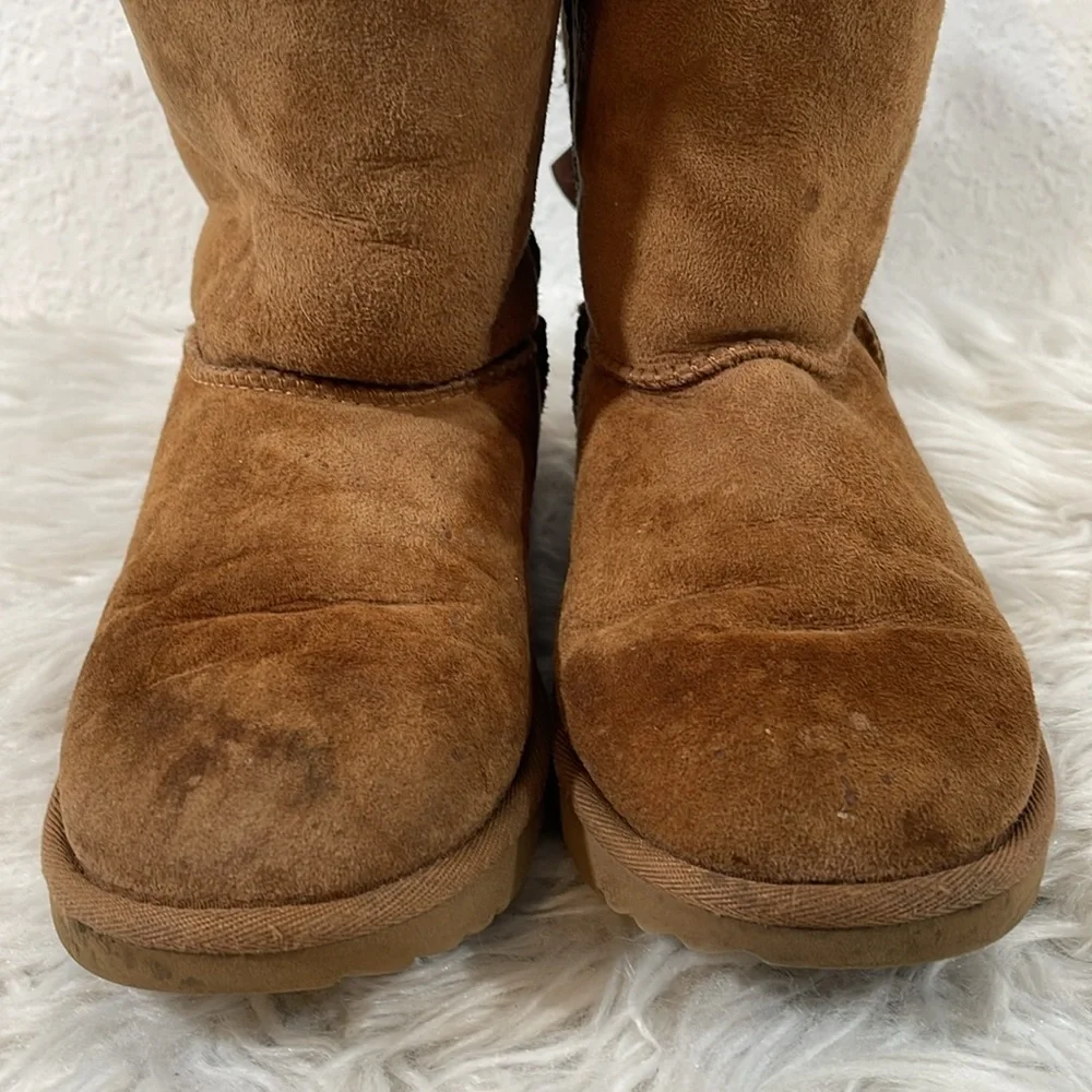 UGG BAILEY BOW II KIDS BOOTS CHESTNUT SIZE 4 - Picture 4 of 13